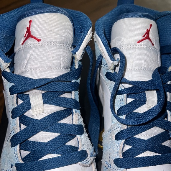 Jordan sneakers - worn a few times. Jordan 1 MID SE (PS) - Picture 6 of 10